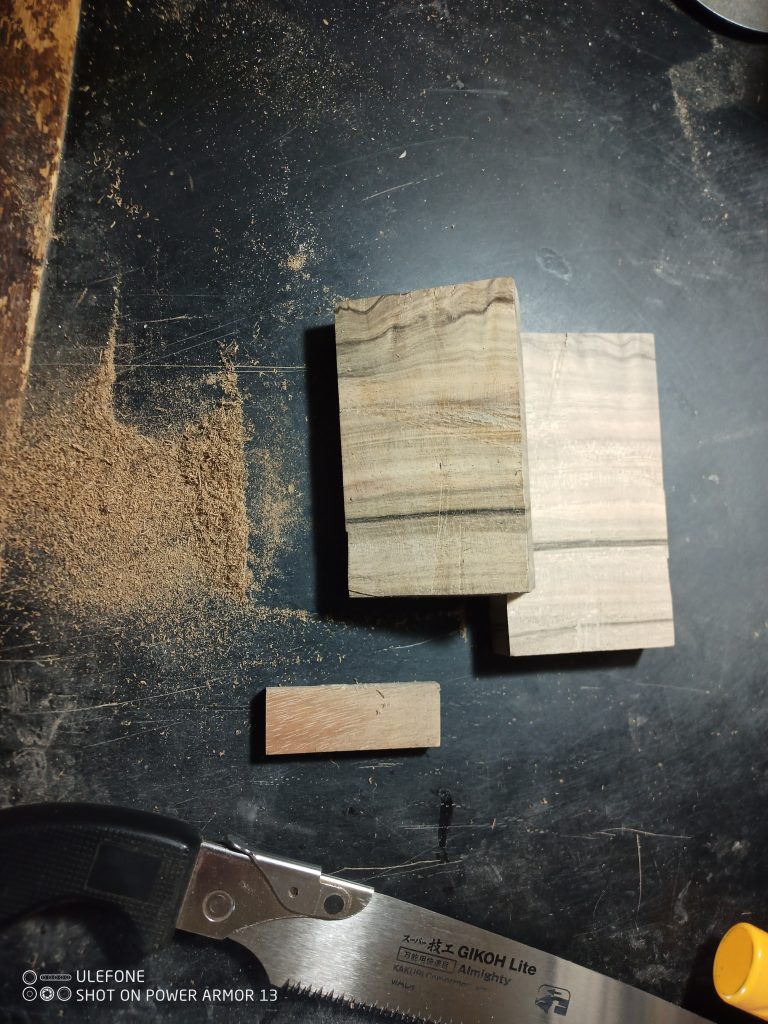 使用する木片を切り出し。