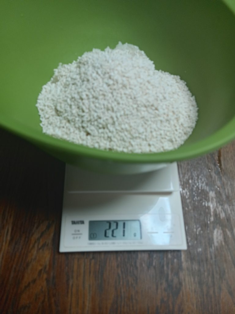 糯米に米麹投入。味噌作りに使って余った全部の221g。参考書レシピは220g。