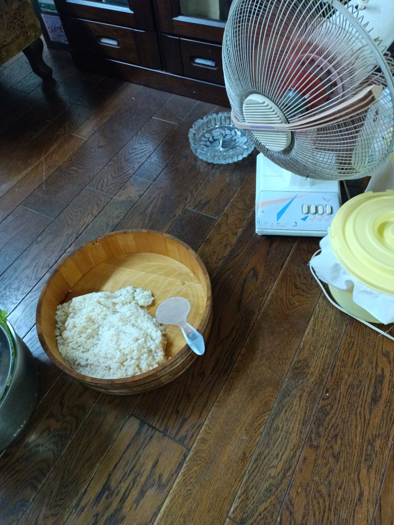 寿司飯は扇風機で冷ます。基本の寿司飯(https://www.sirogohan.com/sp/recipe/sumesi/)